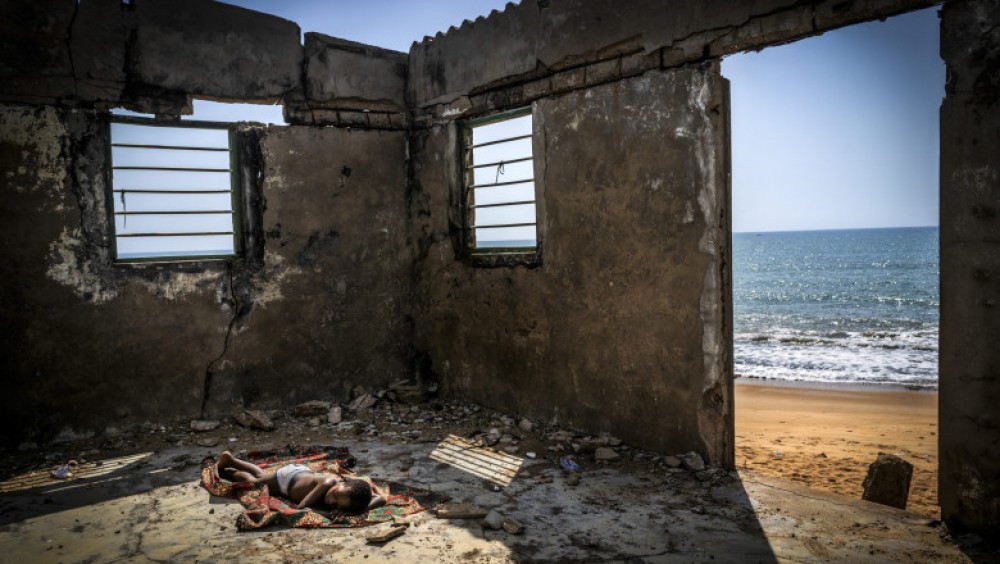 Un copil care doarme într-o casă prăbușită pe o plajă din Africa a impresionat o lume întreagă. Povestea din spatele fotografiei